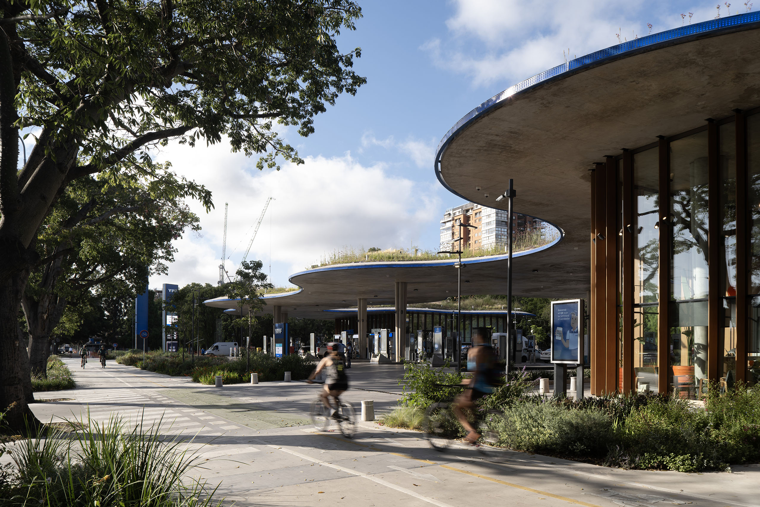 Estación de servicio Echeverría y Paseo Peatonal